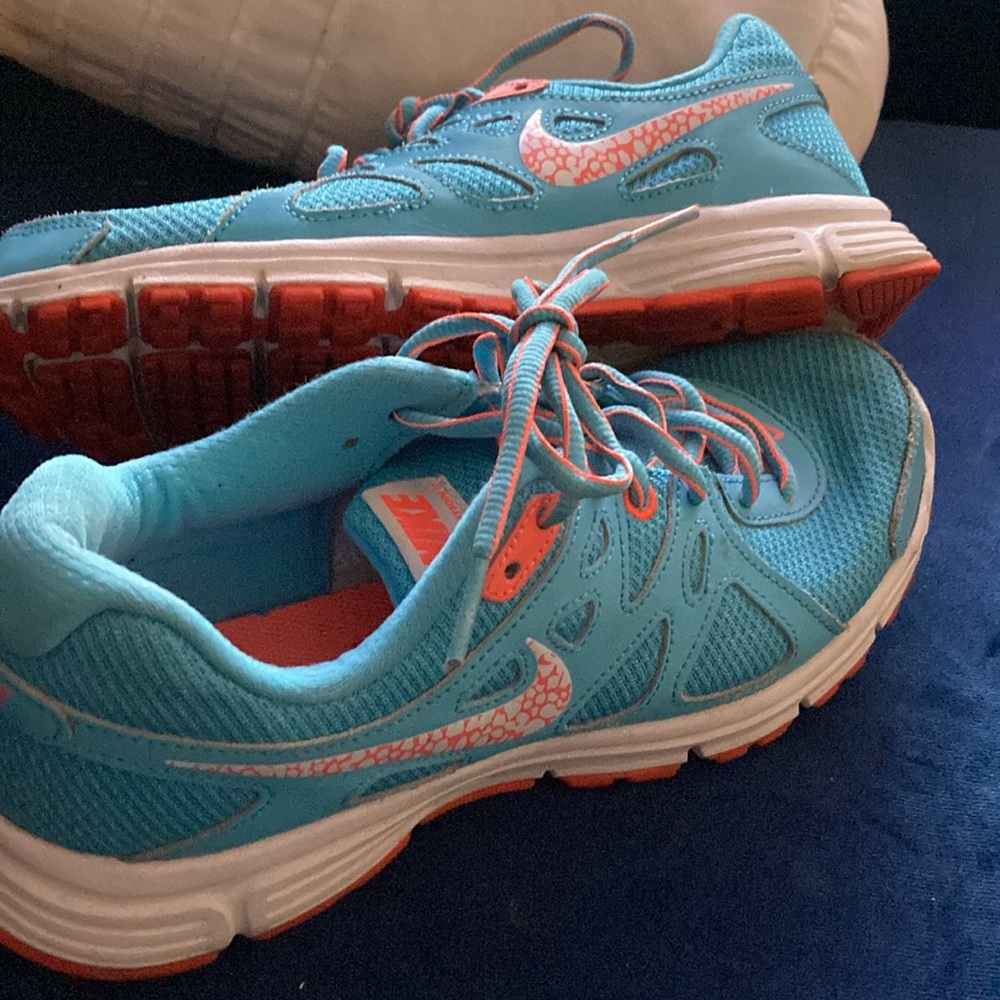 Nike revolution, tennis shoes - Picture 2 of 5